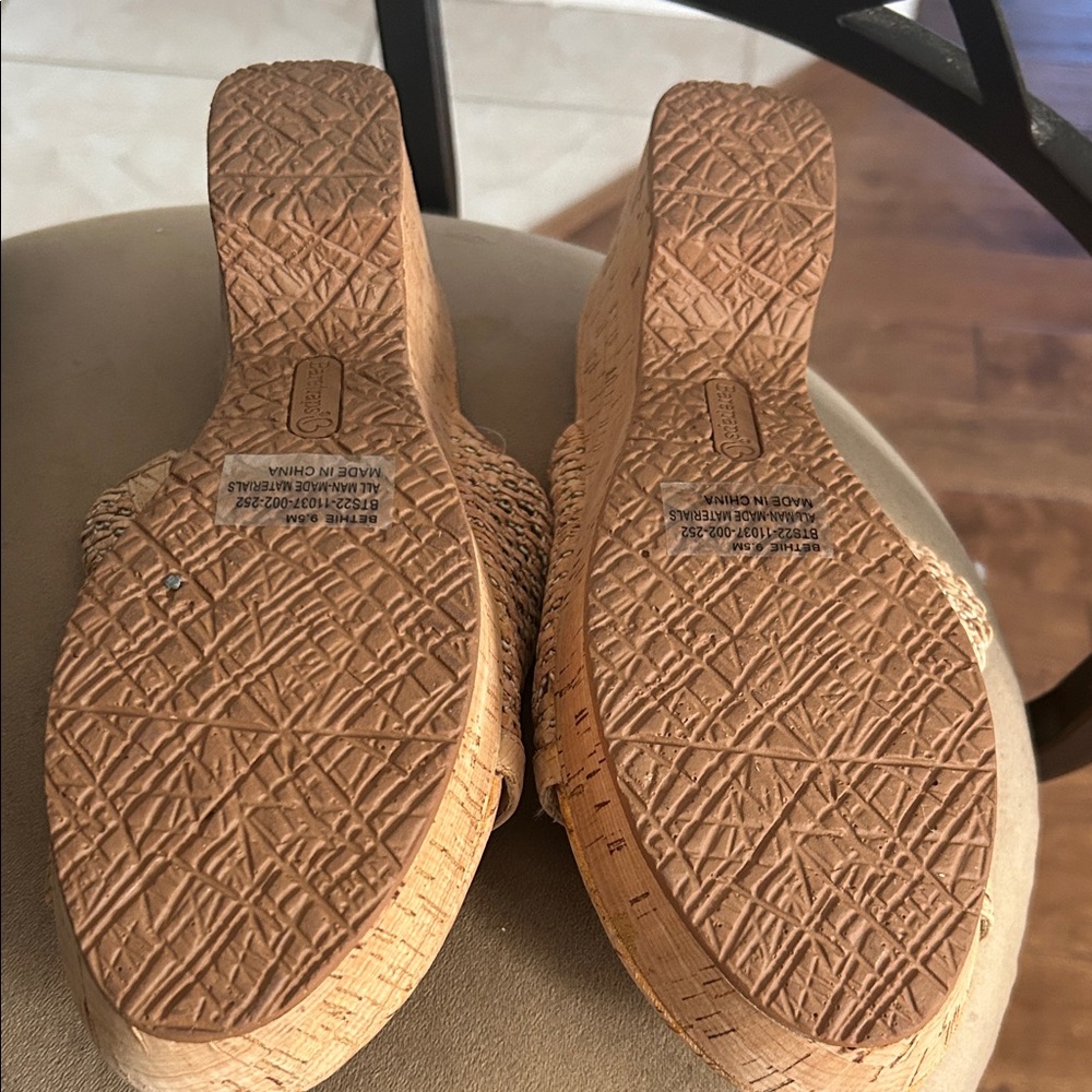 BRAND NEW!  BareTraps Tan Woven Mules - Picture 2 of 2